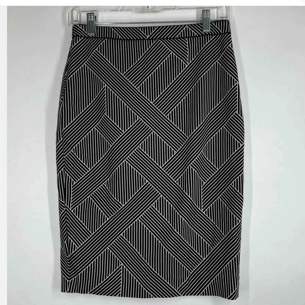 ❤️❤️ Ann Taylor Black white geometric midi skirt Ann Taylor ❤️❤️beautiful
